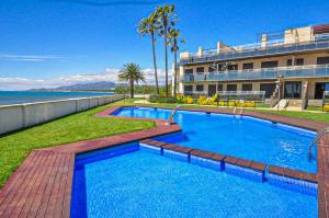 una gran piscina frente a un edificio en Di Mare Litoral Costa Dorada - ONLY FAMILIES, en Mont-roig