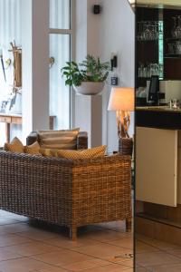 ein Wohnzimmer mit einem Korbsofa und einem Tisch in der Unterkunft Hotel Astra in Düsseldorf
