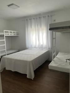 Bunk bed o mga bunk bed sa kuwarto sa Condomínio Mar Verde Caraguatatuba- CASA 53