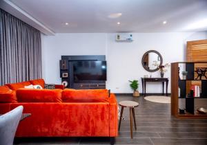 Televisi dan/atau pusat hiburan di Manjaro Luxury Suites at Stella Place, East Legon