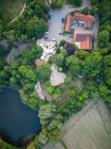 an aerial view of a building and a lake at Waldhotel und Restaurant Zeitreise in Bramsche