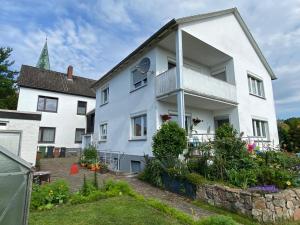 a white house with a garden in front of it at Ferienwohnung am Freudenthal in Soltau