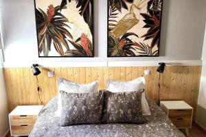 Posteľ alebo postele v izbe v ubytovaní Vintage & Deluxe Apartments