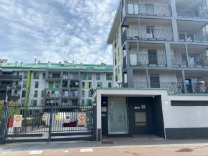 ein großes Apartmenthaus mit einer Garage davor in der Unterkunft MyCosmoStudio - Fiera in Pero