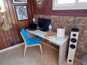 Televízia a/alebo spoločenská miestnosť v ubytovaní Vintage & Deluxe Apartments