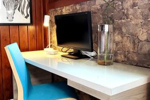 Televízia a/alebo spoločenská miestnosť v ubytovaní Vintage & Deluxe Apartments