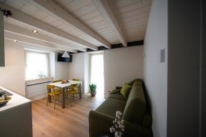 - un salon avec un canapé et une table dans l'établissement Ca Marièt casa vacanze, à Chiavenna