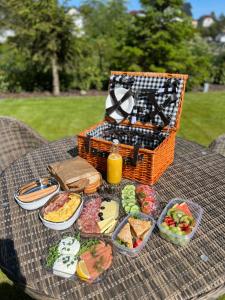 einem Picknicktisch mit Essen und einem Korb mit Essen in der Unterkunft JAK MAKIEM ZASIAŁ in Jastrzębia Góra