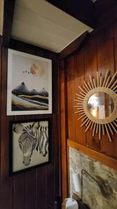 een kamer met foto's en een spiegel aan de muur bij Vintage & Deluxe Apartments in Puerto del Rosario