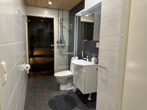 Koupelna v ubytování Modern and Cozy Sauna Apartment