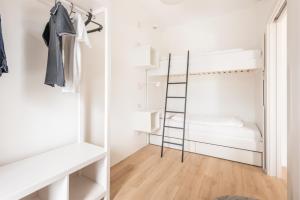 ein kleines Zimmer mit einer Leiter und einem Schrank in der Unterkunft Apartment Bellavista in Nago-Torbole