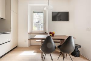 ein Esszimmer mit einem Tisch und 2 Stühlen in der Unterkunft Apartment Bellavista in Nago-Torbole