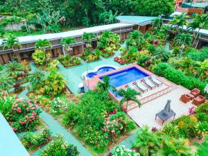 una vista aérea de un complejo con piscina en Hotel Secreto La Fortuna, en Fortuna