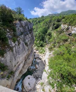 vistas a una montaña rocosa con un río en Lou mas del ranc, en Roquestéron