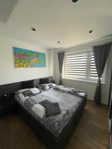 A bed or beds in a room at MK Apartment FREE Parking