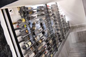 una parete di bottiglie di vino in una cantina di UpForest Guesthouse a Călimăneşti