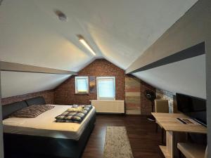 1 dormitorio con 1 cama y TV en una habitación en Riva Pension en Taucha
