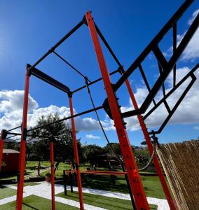 une balançoire dans un parc avec un ciel bleu dans l'établissement La Famiglia, à Pollena Trocchia