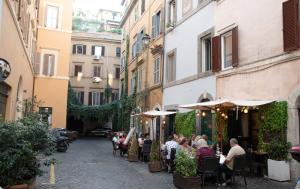 Ulica z ludźmi siedzącymi przy stolikach w alejce w obiekcie pantheon luxury apartment w Rzymie
