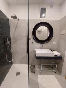 W łazience znajduje się umywalka i lustro. w obiekcie pantheon luxury apartment w Rzymie