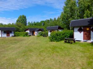 un grupo de cabañas en un campo de hierba en Sõrve Holiday Home, en Kargi