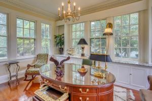 ローリンバーグにあるFamily Laurinburg Home with Private Yard and BBQのテーブルと椅子と窓のあるリビングルーム