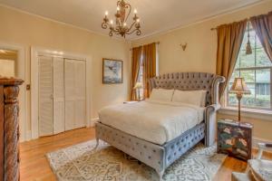 Llit o llits en una habitació de Family Laurinburg Home with Private Yard and BBQ