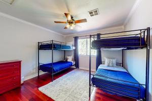 - une chambre avec 2 lits superposés et un ventilateur de plafond dans l'établissement Casa de Canyon, à Flagstaff