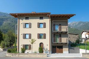 - un bâtiment avec un balcon sur le côté dans l'établissement Ca Marièt casa vacanze, à Chiavenna