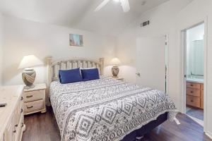 Un pat sau paturi într-o cameră la Killeen Apartments, Multiple Units