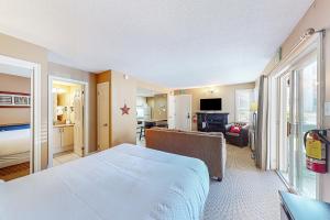Un dormitorio con una cama y una sala de estar. en Condo 708 at North Creek Resort, en Blue Mountains