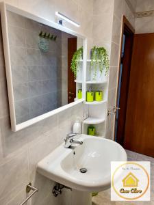 ein Bad mit einem Waschbecken und einem Spiegel in der Unterkunft Casa Clara in Cerreto Guidi