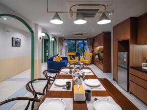 uma cozinha e sala de estar com mesa e cadeiras em Bedtime storeys near ICON SIAM em Bangkok