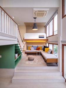 una camera con divano e scala di Bedtime storeys near ICON SIAM a Bangkok