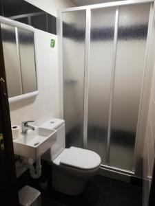 A bathroom at Albergue Buen Camino