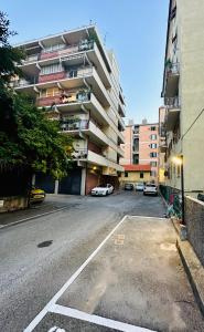 un aparcamiento vacío frente a un edificio en Casa di Ro - New Foce, en Génova