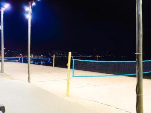 una red de voleibol en una playa por la noche en VELINN Pousada Aporan Ilhabela, en Ilhabela