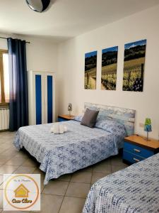 1 Schlafzimmer mit 2 Betten und Wandmalereien in der Unterkunft Casa Clara in Cerreto Guidi