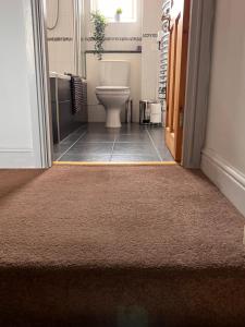 Koupelna v ubytování CONTRACTORS OR FAMILY HOUSE - M1 Nottingham - IKEA RETAIL PARK - CATKIN DRIVE - 2 Bed Home with Driveway, private garden, sleeps 4 - TV'S in all rooms + 24 fotografií