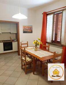 eine Küche und ein Esszimmer mit einem Tisch und Stühlen in der Unterkunft Casa Clara in Cerreto Guidi