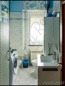 baño con lavabo y aseo y ventana en Casa di Ro - New Foce en Génova
