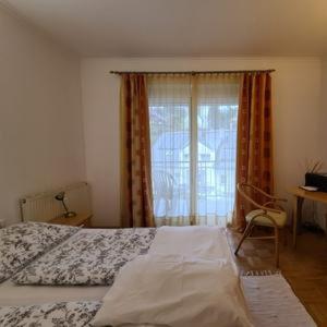 a bedroom with a bed and a window at Appartement Bürgerbräu Hermagor in Hermagor