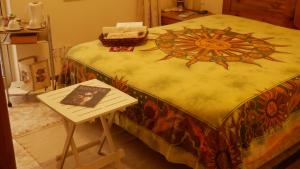 Rúm í herbergi á Marsalforn's Cosy Room