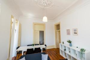 Camera bianca con tavolo e sedie bianchi di 4BR Lisbon Apartament - Excellent Location a Lisbona