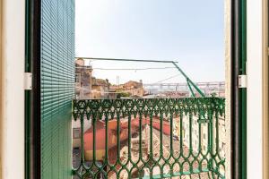 balcone con vista sulla città. di 4BR Lisbon Apartament - Excellent Location a Lisbona