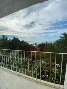 d'un balcon avec une clôture. dans l'établissement Hotel Villa Luz, à Puerto Escondido