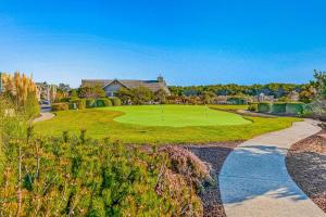 - Vistas a un campo de golf con césped en Surf's Up en Westport