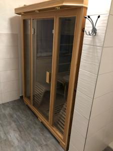a glass cabinet in a room with a table at Ferienhaus am Nationalpark, Klausdorf, ca 250m bis zur Badestelle in Klausdorf Mecklenburg Vorpommern