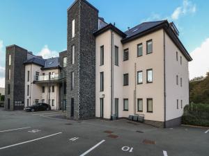 an empty parking lot in front of a building at Apartment 16 in Y Felinheli