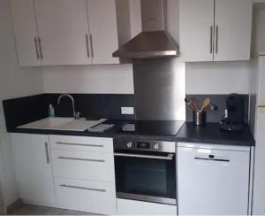 Kuchyň nebo kuchyňský kout v ubytování Maison chaleureuse avec terrasse et vue baie